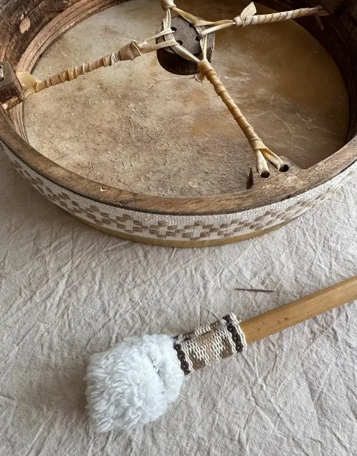 Reverso de un Tambor Chamánico con el aro tejido y la baqueta