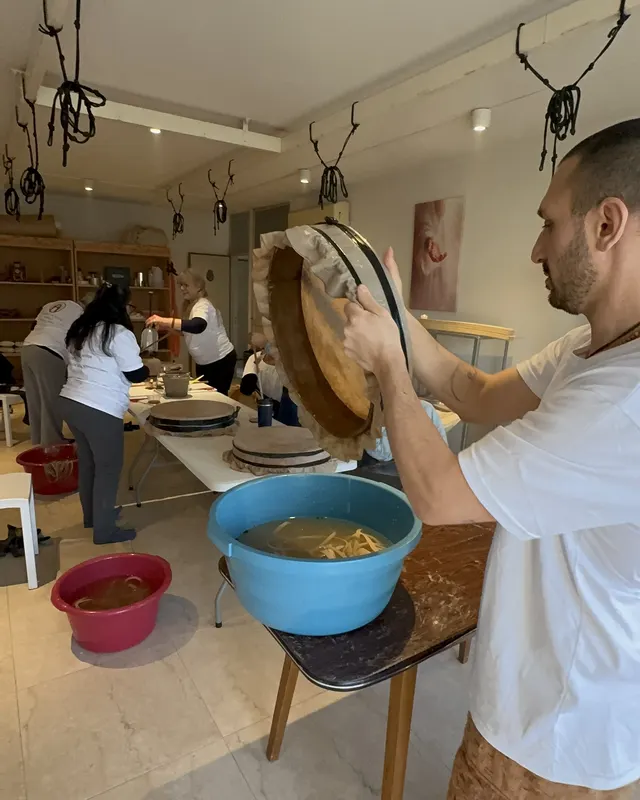 Ra levantando un tambor para mostrar el parche durante la formación
