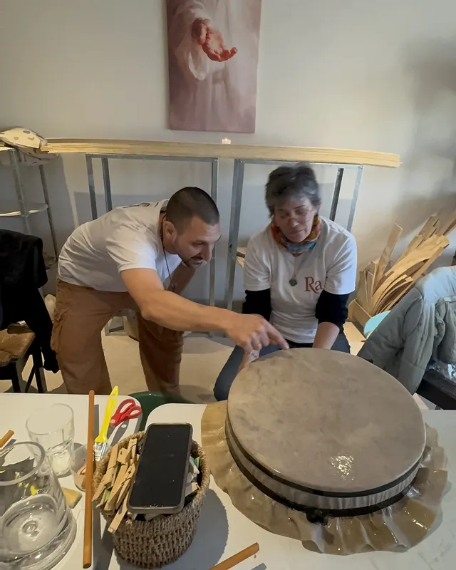 Ra y una alumna trabajando juntos sobre un tambor